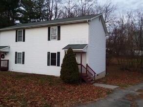 Building Photo - Christiansburg, 3 BR / 2.5 BA Available May 22nd