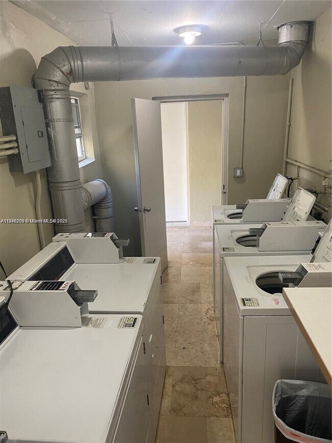 Building Photo - 1441 Lincoln Rd