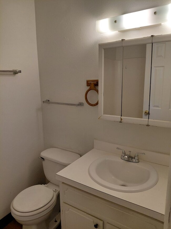 Building Photo - ALL PROSPECTIVE TENANTS MUST SUBMIT A $58 ...