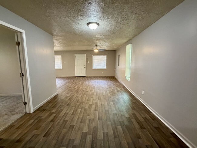 Building Photo - 724 Searcy Ave