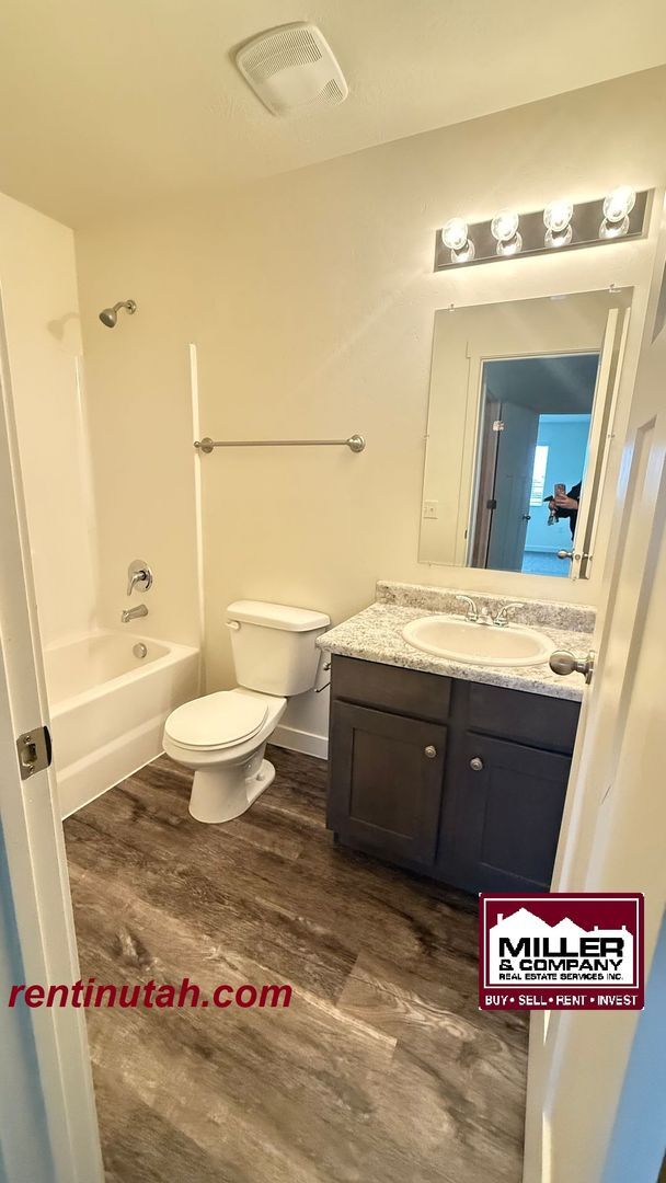 Building Photo - Herriman Townhouse