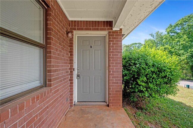 Building Photo - 233 Tanglewood Dr