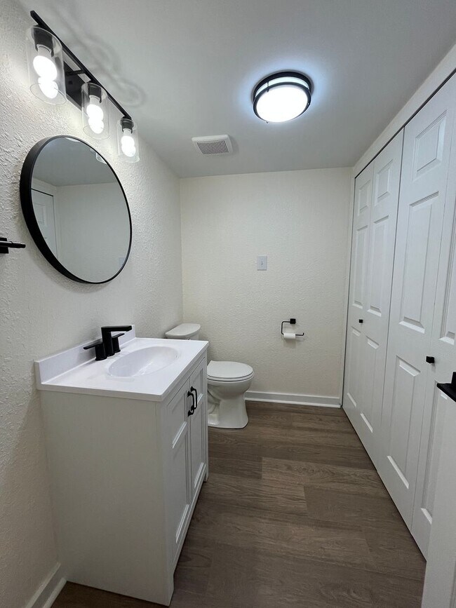 Building Photo - JUST RENOVATED 4/2.5 IN GREAT LEANDER LOCA...