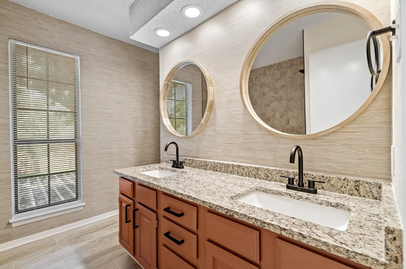 Double-sink bathroom - 1206 Riverchase Ln