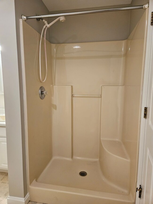 Building Photo - 2 Bedroom House Available November 10 2025