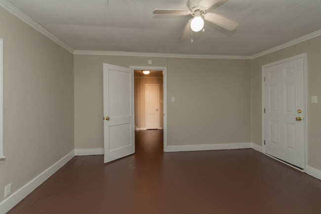 Building Photo - $1,200 - 3 bed/2 bath house for rent in Mi...