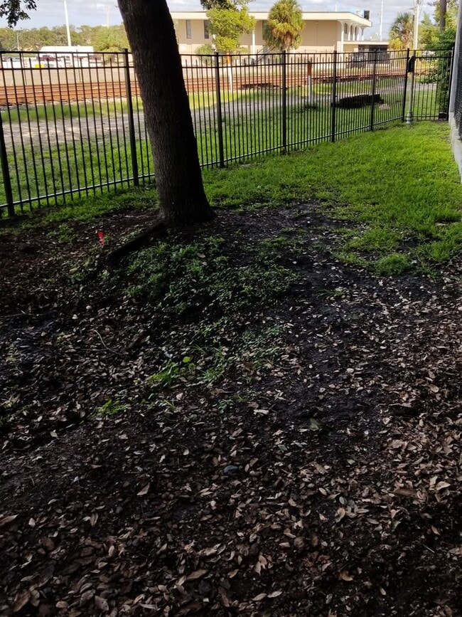 Building Photo - New listing 2/2 with pool view