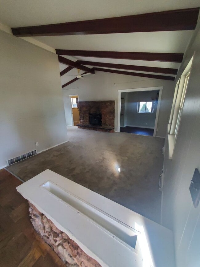 Building Photo - Spacious Ranch Style 4 BR Available in Aug...