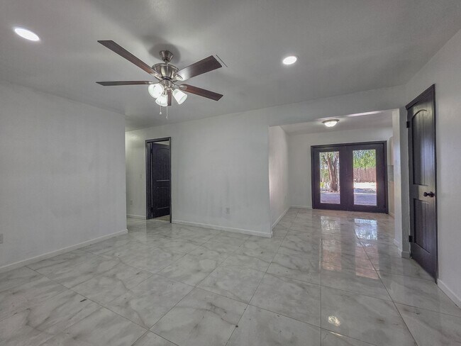 Building Photo - Charming 3-Bed, 2.5-Bath Home in Bethany w...
