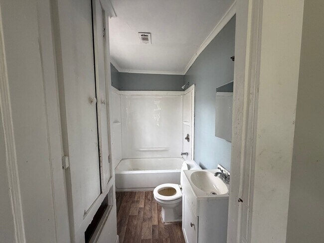 Building Photo - 433 Yarborough St