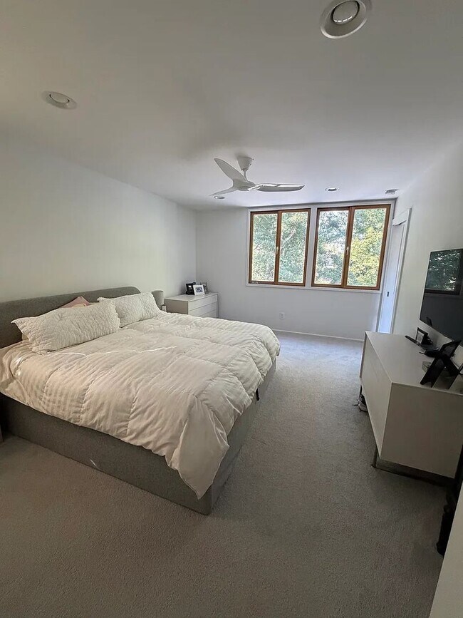 Building Photo - Spacious Pet-Friendly 4BR Home Near Downtown & UVA