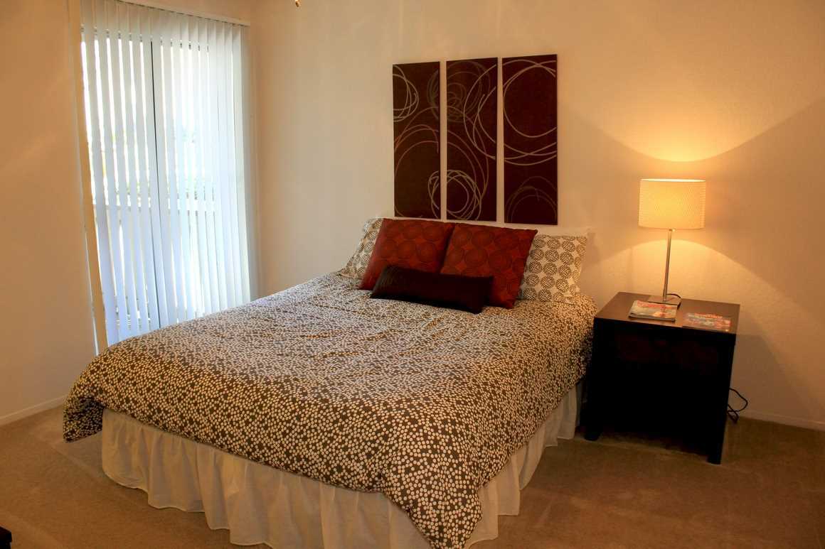 Building Photo - 2000 Cedar Bend Dr