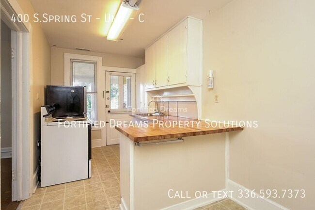 Building Photo - 400 S.Spring St - Unit-C