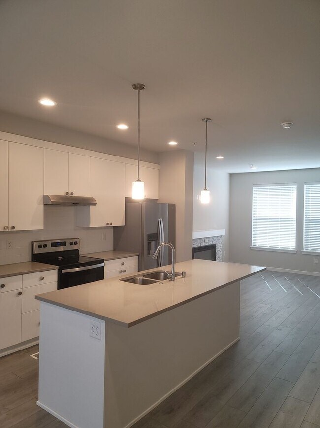 Building Photo - Stunning Tri Level 3/2.5 Townhome in the G...