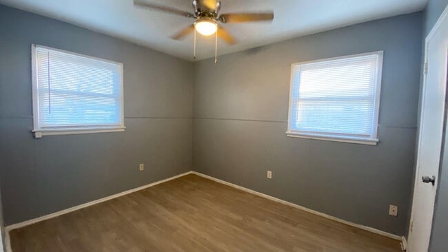 Building Photo - Handyman Special $0 First Month's Rent / “You fix, you SAVE BIG!!” Contact Mayshell for details: ...