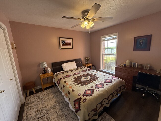 Building Photo - 650 Little Farm Rd