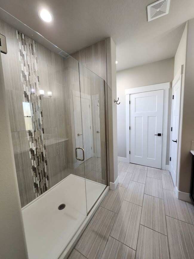 Building Photo - Elegant 4 Bed, 2 Ba Home - MANY Upgrades &...