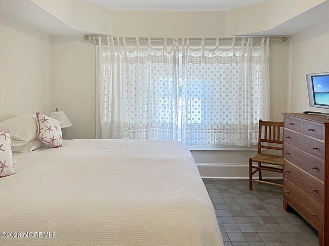 Building Photo - 985 East Ave