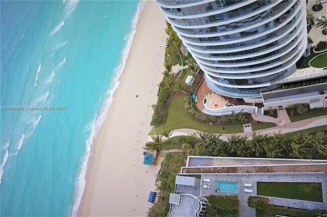 Building Photo - 15811 Collins Ave