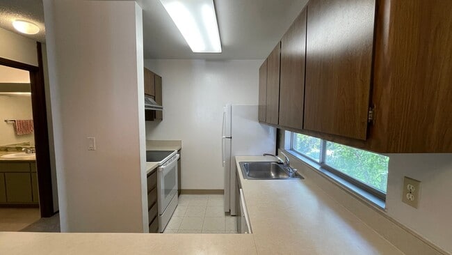 Building Photo - Walnut Creek! 1 bedroom 1 bath  excellent location walk to Bart & Bay Club, minutes to Downtown!
