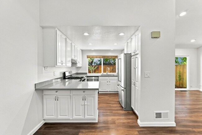 Building Photo - Northpoint Townhome