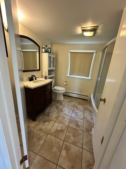 Upstairs Batheroom - 142 Bunker Hill Cir