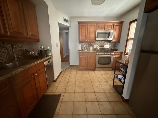 Building Photo - 551 Emerson St