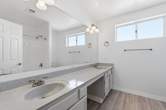 Building Photo - Ready to Move in! Three bedrooms