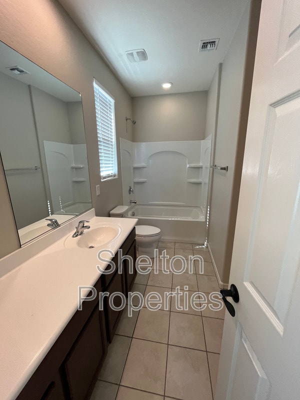 Building Photo - 10817 W San Juan Ave