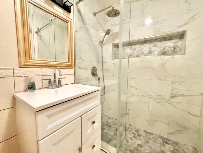Building Photo - 5138 W 141st St