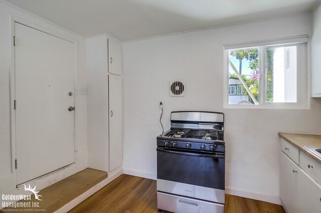 Building Photo - Beautifully Renovated 1Bdm 1Ba Apartment i...