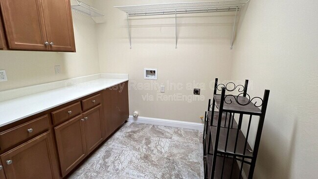 Building Photo - 724 Shelli St