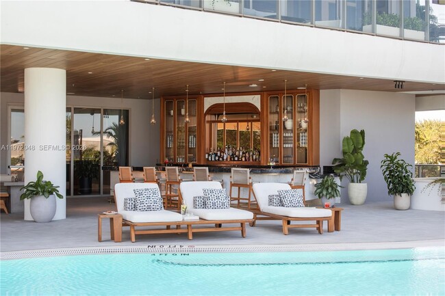 Building Photo - 2655 S Bayshore Dr