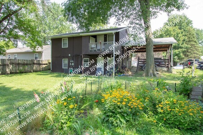 Building Photo - WEST AMES!! - 2 Bedroom, 1 Bath Duplex in ...