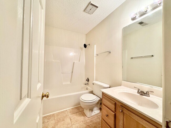 Building Photo - 3 BR Townhouse w/ Garage in Adams Farm