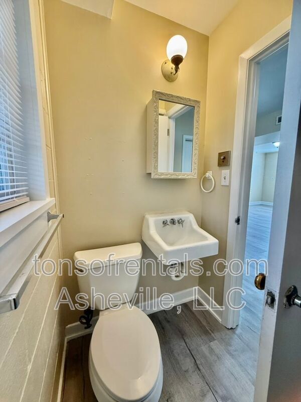 Building Photo - 161 Dogwood Dr