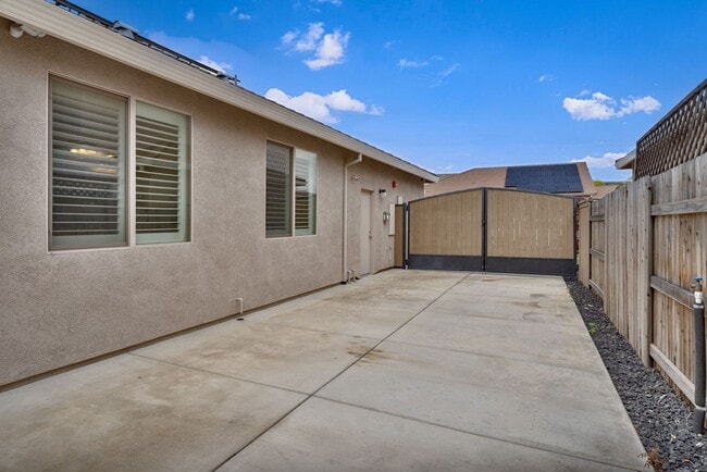 Building Photo - Beautiful Lincoln Home with Solar, 3-Car Garage & Trailer Parking!