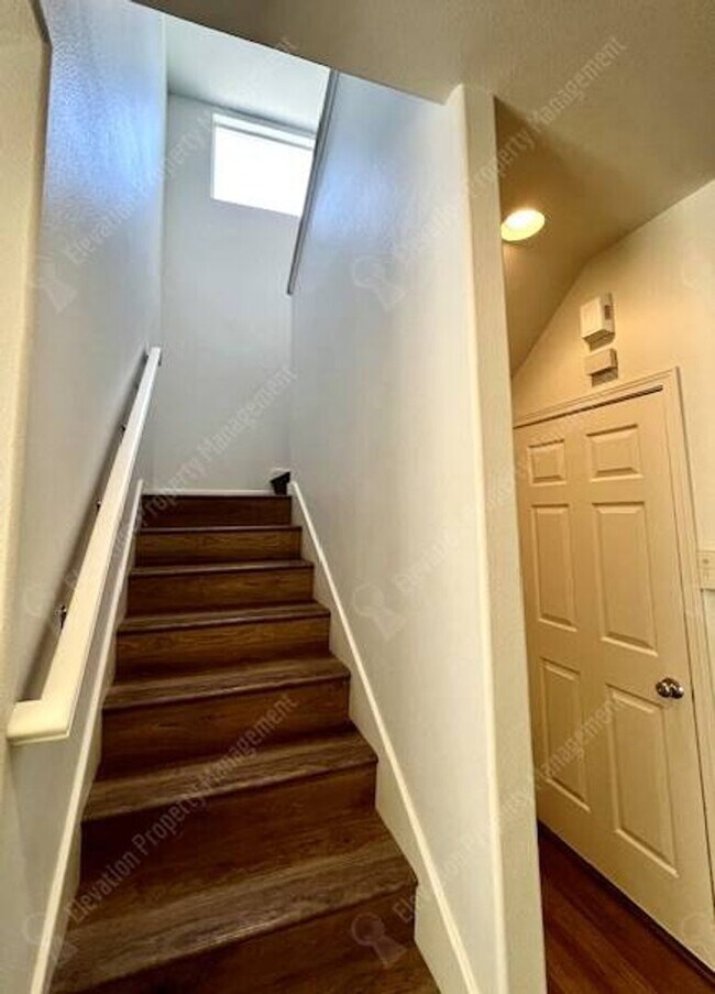 Building Photo - Beautifully updated 3 BR on west side of Bend