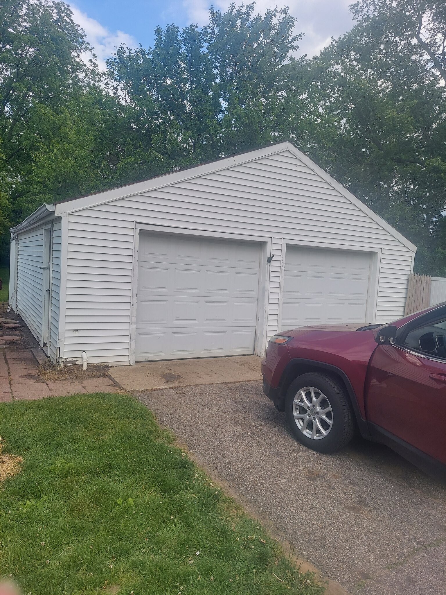 Building Photo - 827 Fairyland Ave