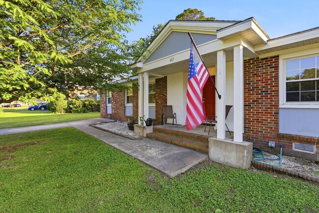 Building Photo - 607 Oakwood Ave