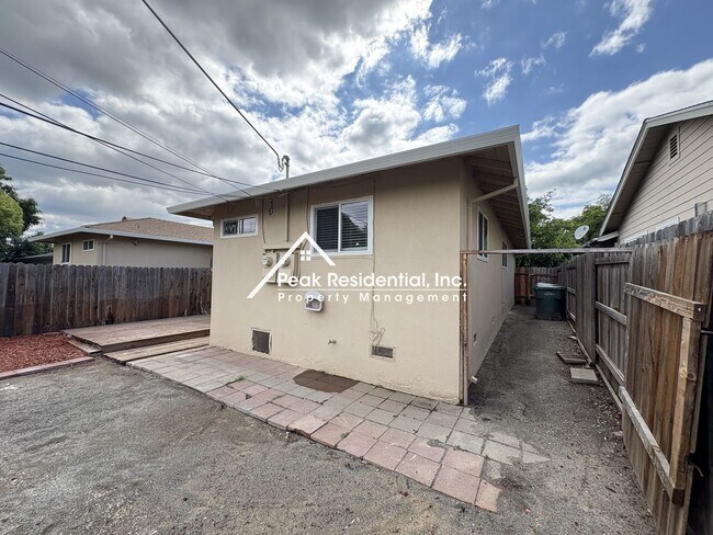Building Photo - Updated 2bd/1ba Sacramento Duplex