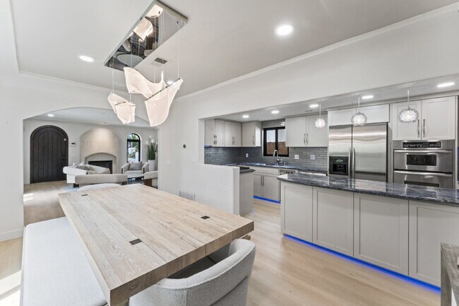 Building Photo - Experience Luxury at Windansea Beach: with...