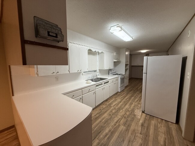 Building Photo - 525 N Webb Ave