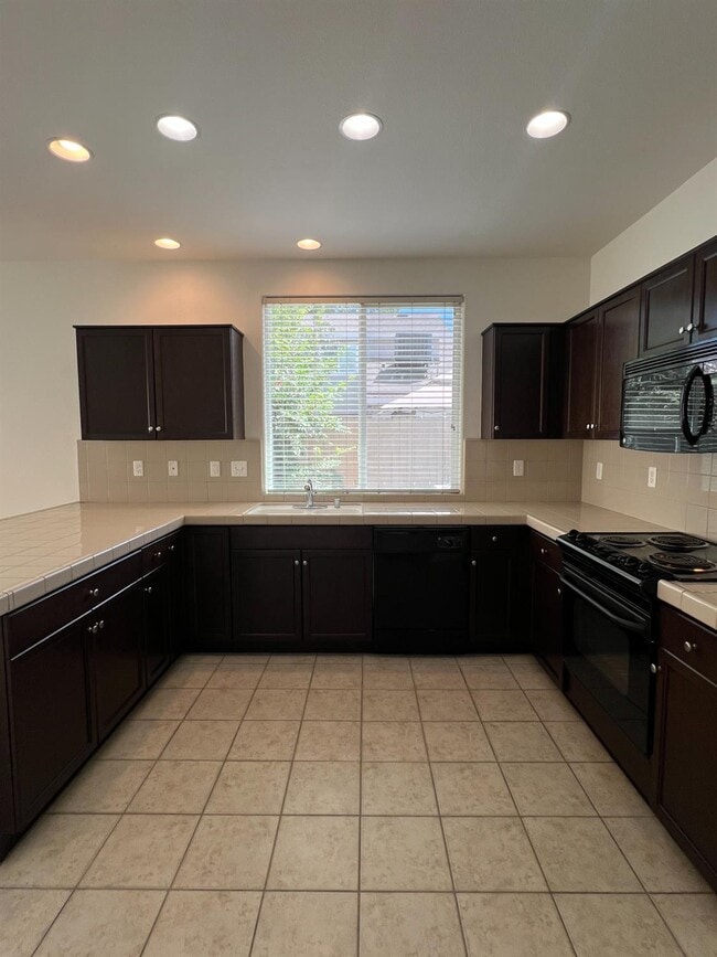 Building Photo - 3621 W Pomegranate Ln