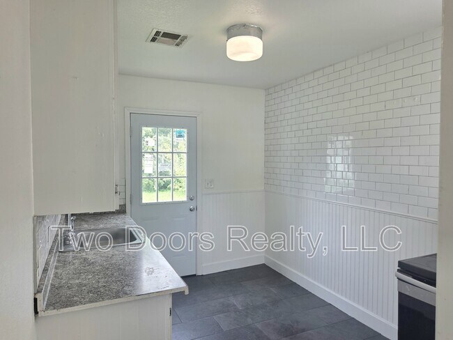 Building Photo - 222 W Fairchild Dr