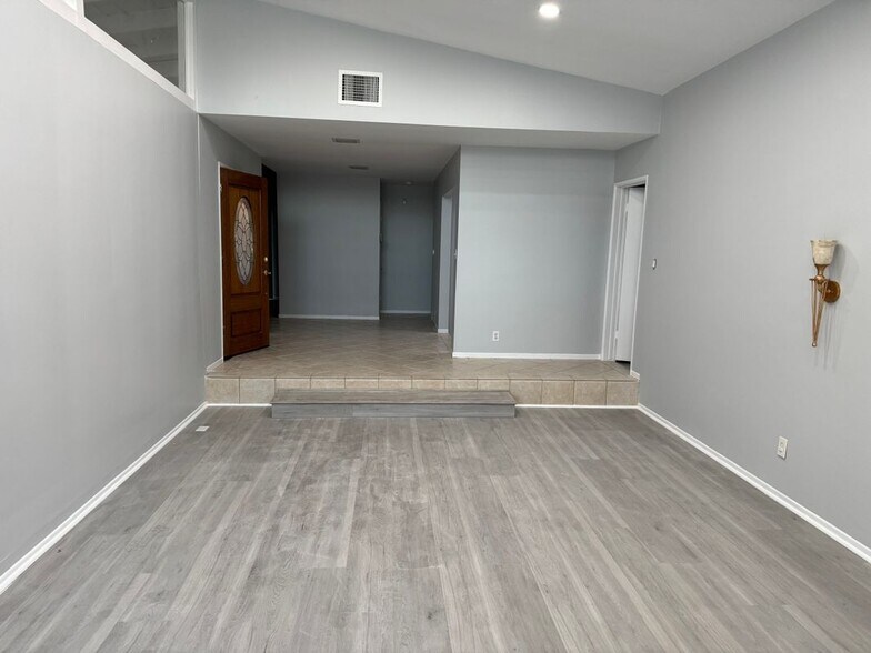 Building Photo - 17249 Flanders St