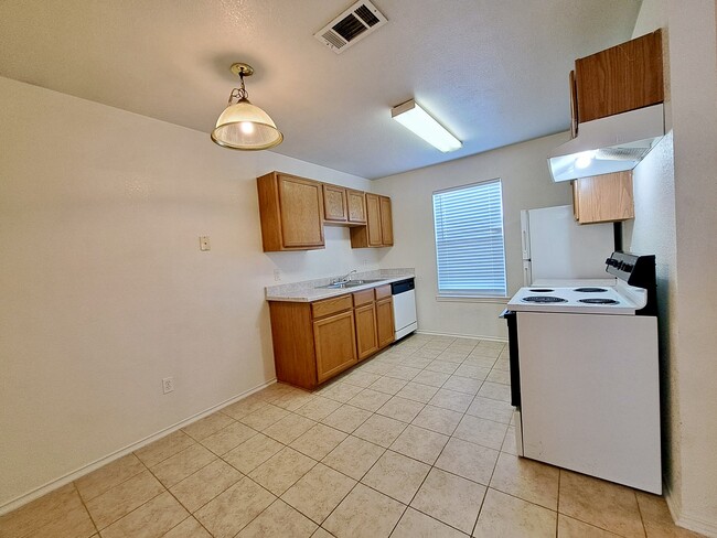 Kitchen - 5706 Greengate Dr