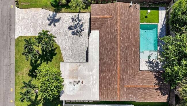 Building Photo - 714 SW 25th Ave