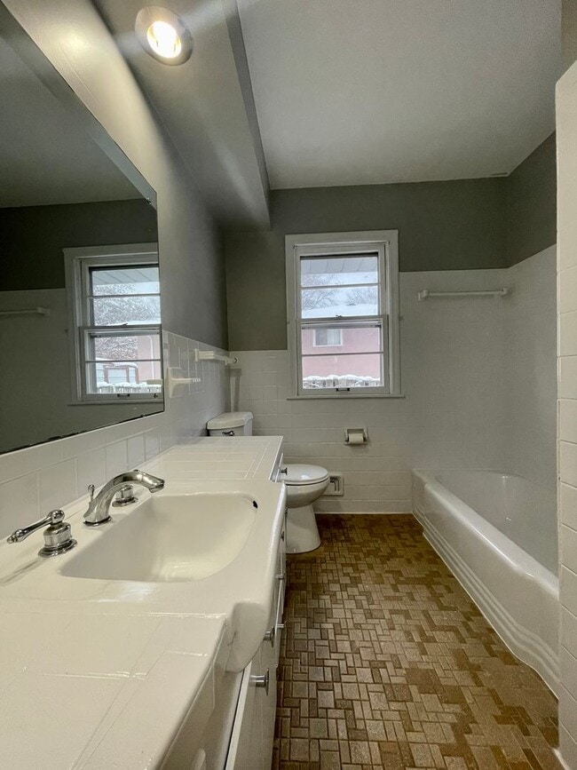 Building Photo - Spectacular 4 Bedroom 2 Bathroom Single Family Home in Brooklyn Center!