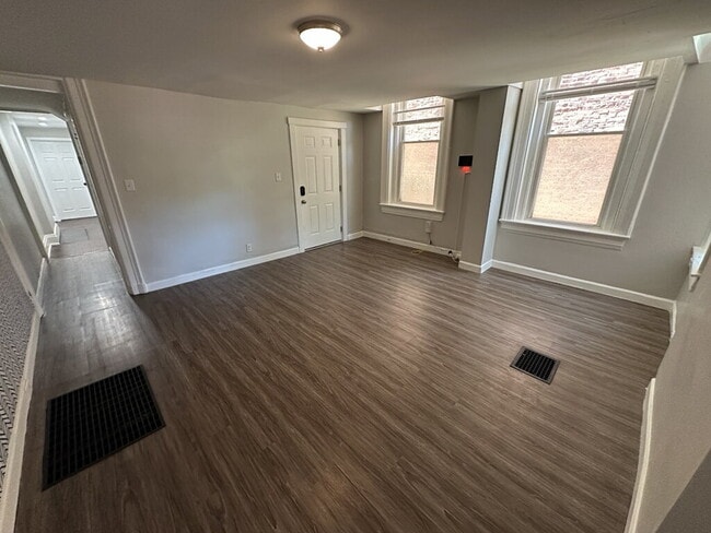 Building Photo - 2153 Loth St